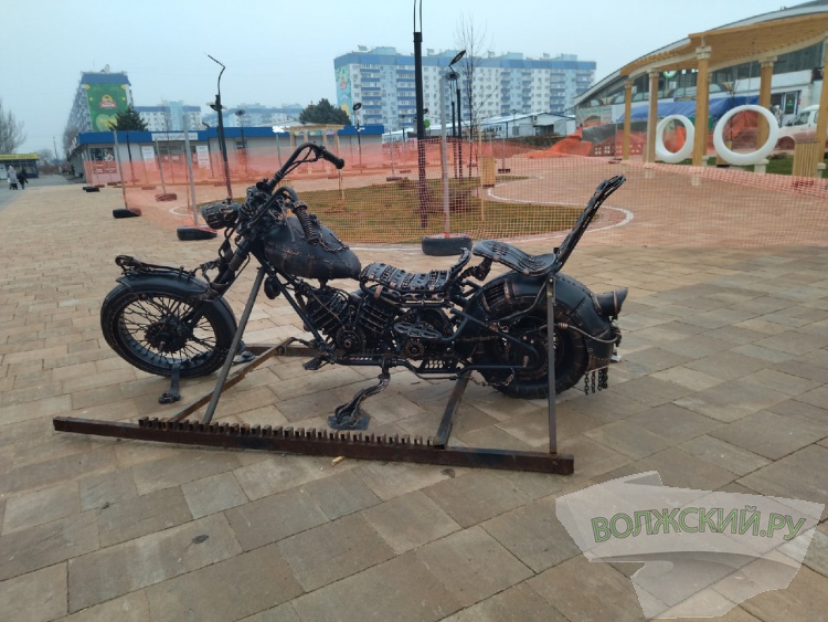 На площади у Центрального рынка установили скульптуру мотоцикла