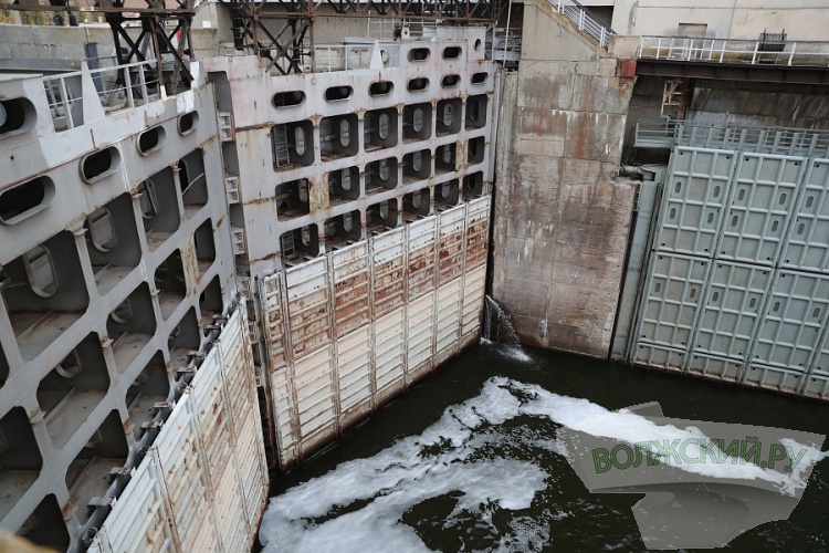 На шлюзах Волгоградского гидроузла меняют многотонные ворота