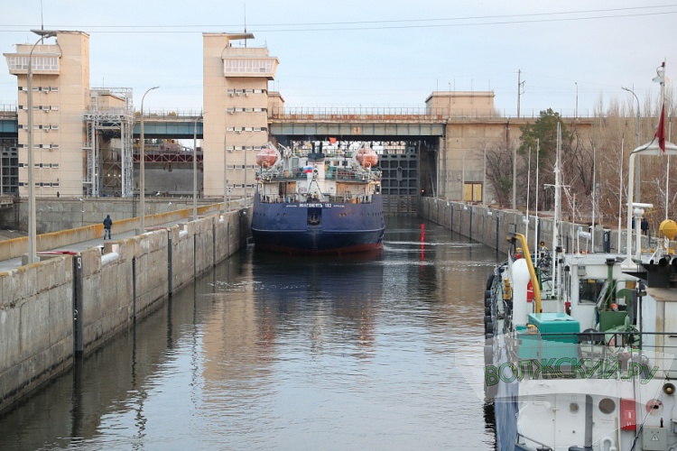 На шлюзах Волгоградского гидроузла меняют многотонные ворота