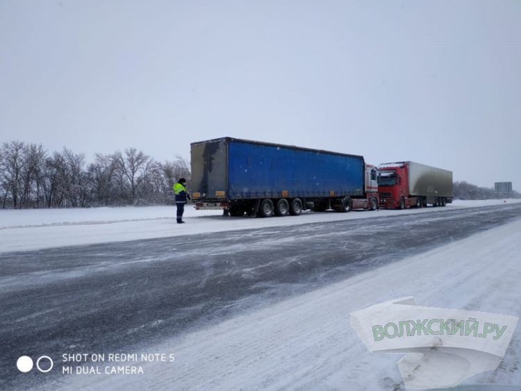 На трассах региона автоинспекторы вызволяют застрявших в снегу автомобилистов