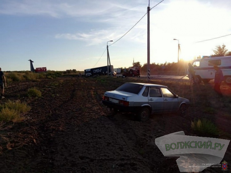 На трассе под Волгоградом легковушка влетела в 4 машины: два парня погибли