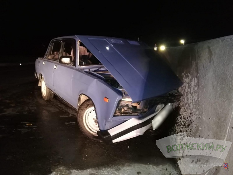 На трассе под Волгоградом водитель «Chevrolet» разбился насмерть об грузовик