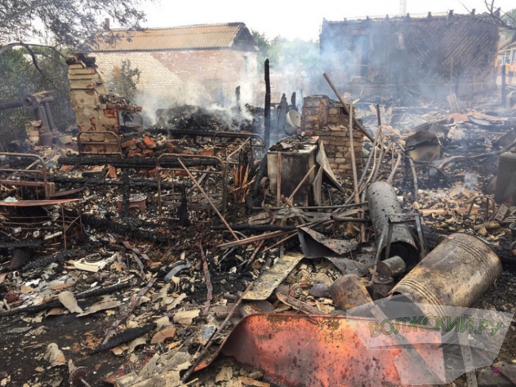 Под Волгоградом из-за забытой коптильни сгорело имущество в трех домах