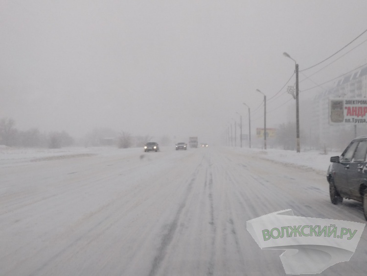 Очередной снегопад вызвал коллапс на дорогах Волгограда и Волжского