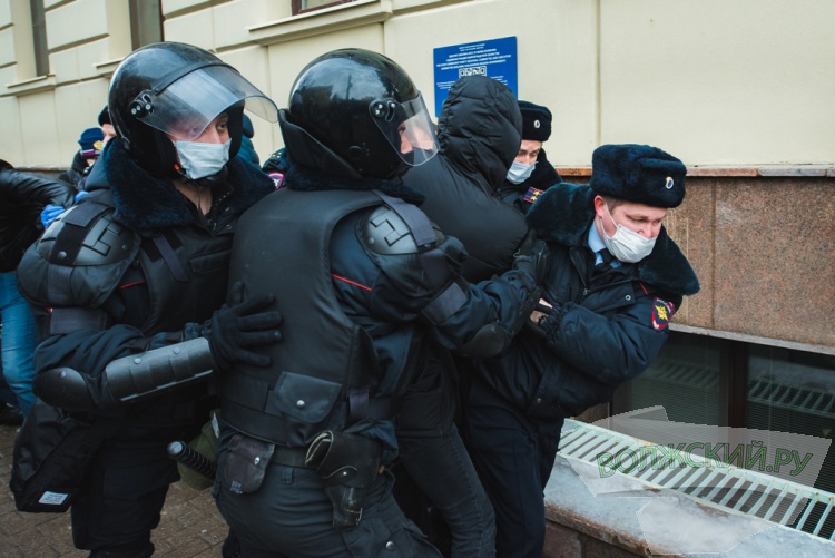 «Протестная» суббота: россияне по всей стране вышли на акции протеста