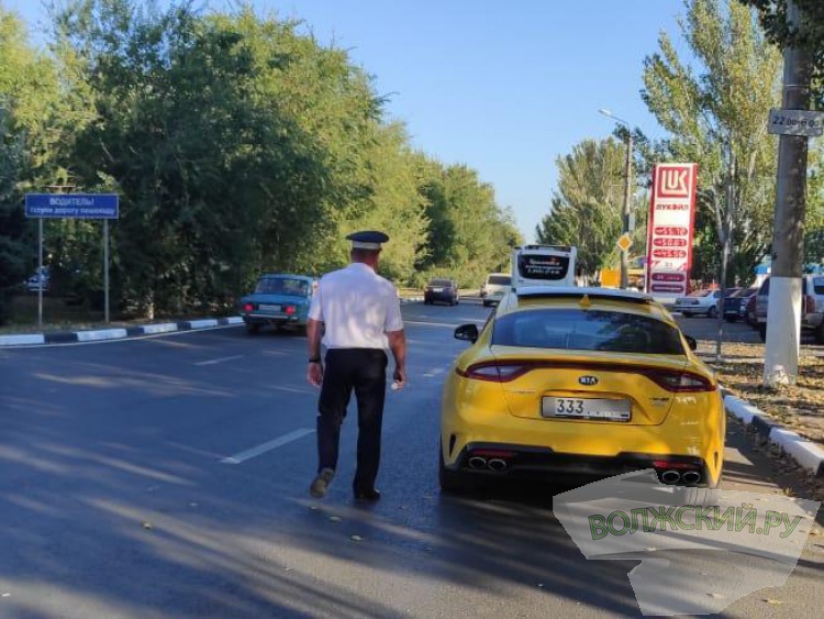 Тотальное затемнение: за час на дорогах Волжского выявили 16 тонированных машин
