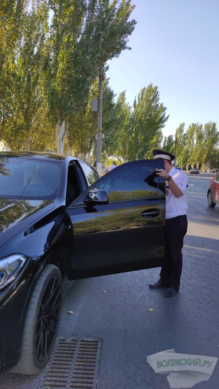 Тотальное затемнение: за час на дорогах Волжского выявили 16 тонированных машин