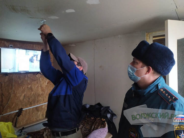 В домах неблагополучных семей Волжского установили пожарные датчики