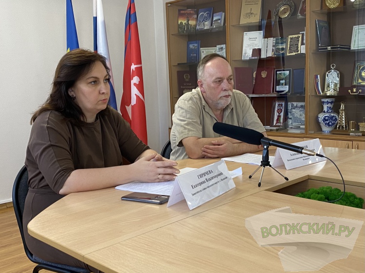 В мэрии Волжского рассказали о кешбэке за лагеря, эпохальном событии и безопасности в школах