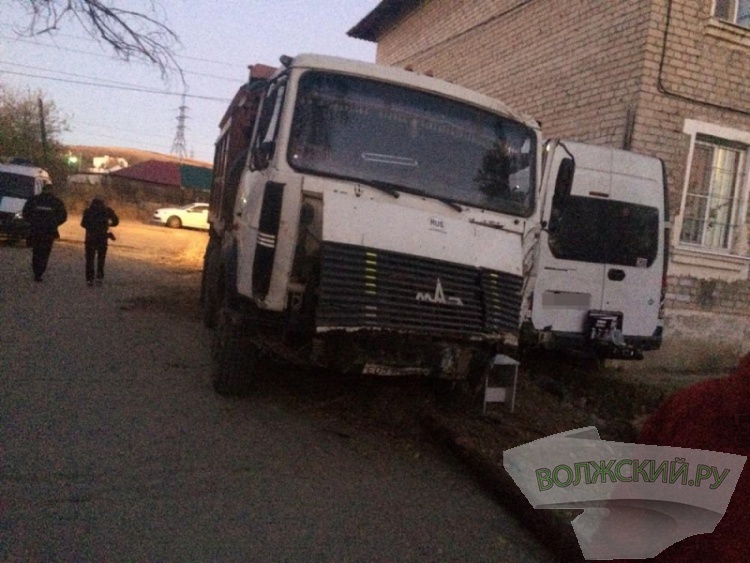 В Волгограде 19-летний парень на «МАЗ» протаранил 2 дома и оставил без газа 19 домов