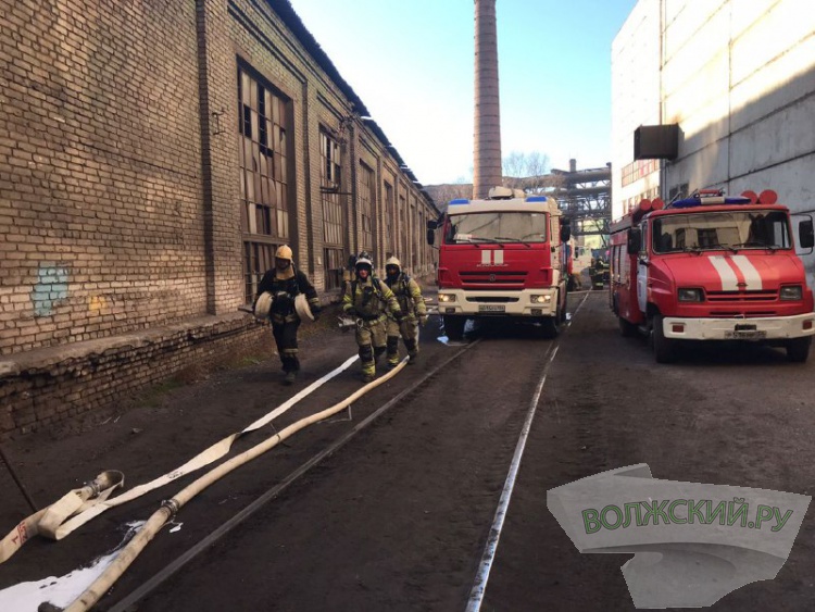 В Волгограде горит один из цехов завода «Красный Октябрь»