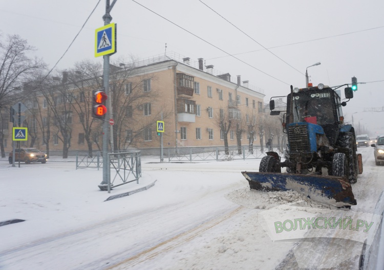 В Волжском для уборки снега на дороги вывели коммунальную технику 