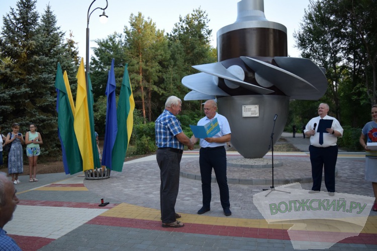 В Волжском открыли новый монумент в подарок городу