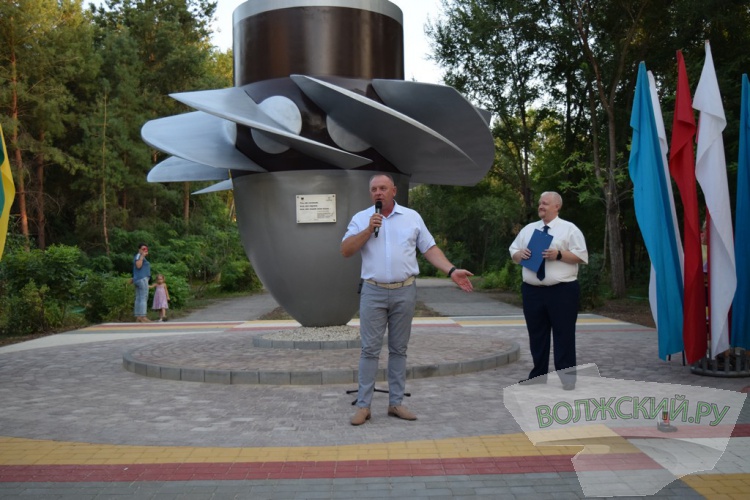В Волжском открыли новый монумент в подарок городу