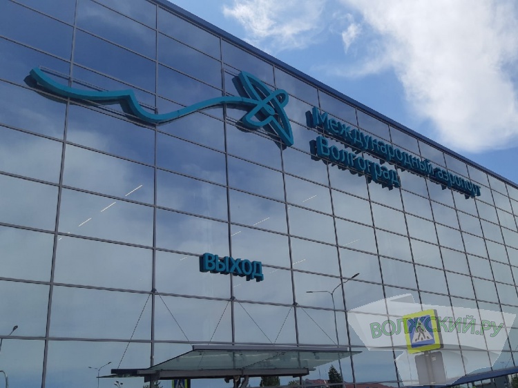 В волгоградском аэропорту из-за непогоды не могут сесть самолеты