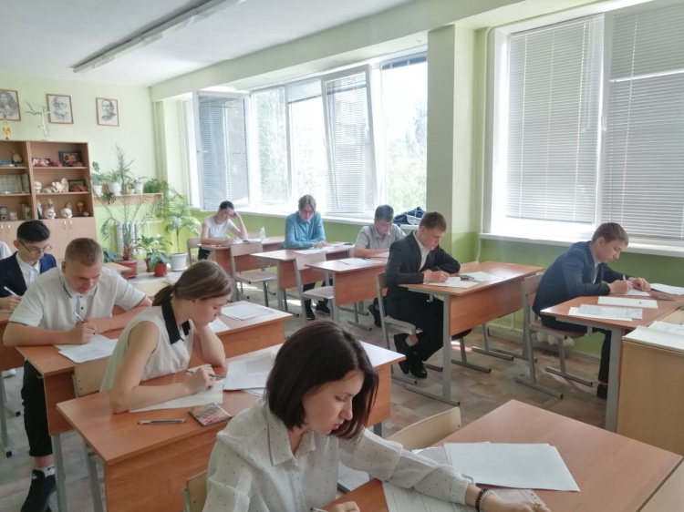 Девятиклассники Волжского написали первые экзамены