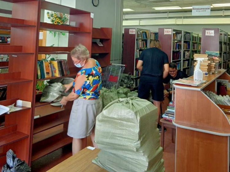Из Центральной библиотеки вывозят книги перед ремонтом 3.229.124.74 