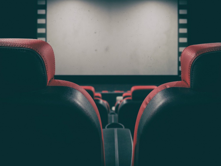 Тифлокомментирование и 3D-экран: в «Юности Волжского» оборудуют современный кинозал