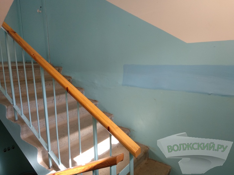 Стены, потолок и пол: в домах Волжского ремонтируют лестничные клетки