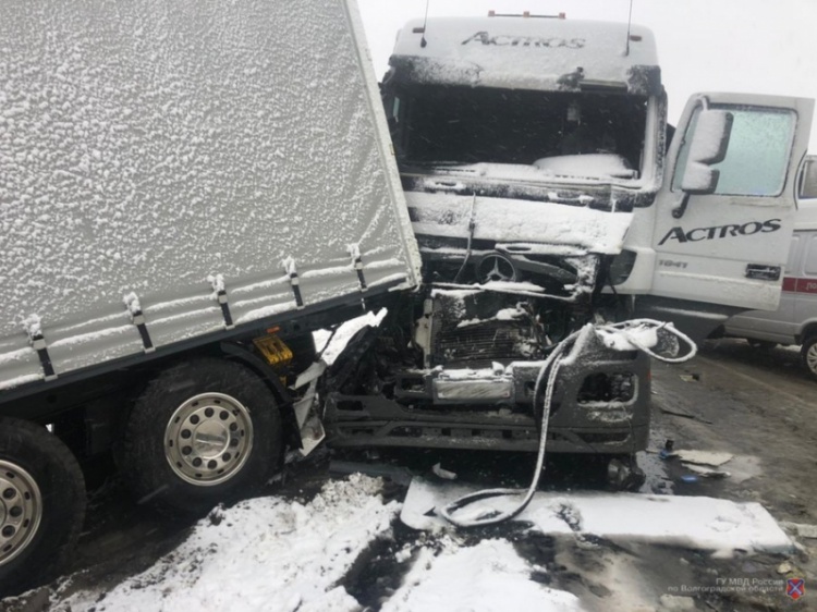 Месиво на трассе под Волгоградом: столкнулись около десятка грузовиков 54.224.117.125 