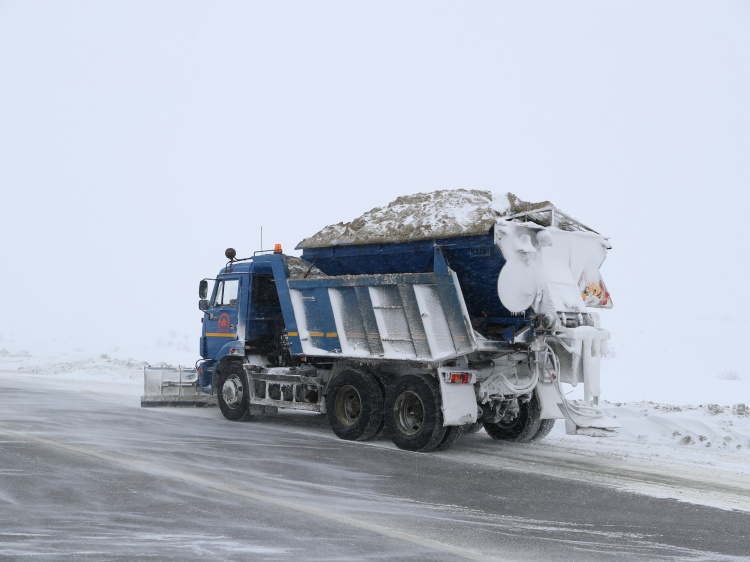 Тысячи тонн реагентов: трассы региона продолжают очищать от снега