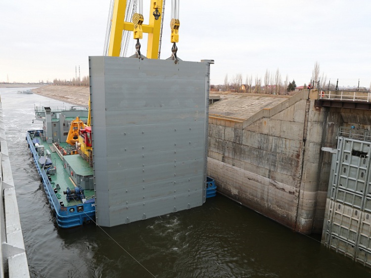 На шлюзах Волгоградского гидроузла меняют многотонные ворота 3.215.190.193 