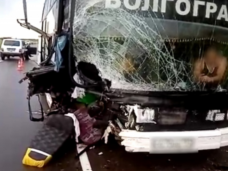 На трассе под Волгоградом в ДТП попал автобус, следовавший из Анапы 18.232.179.5 