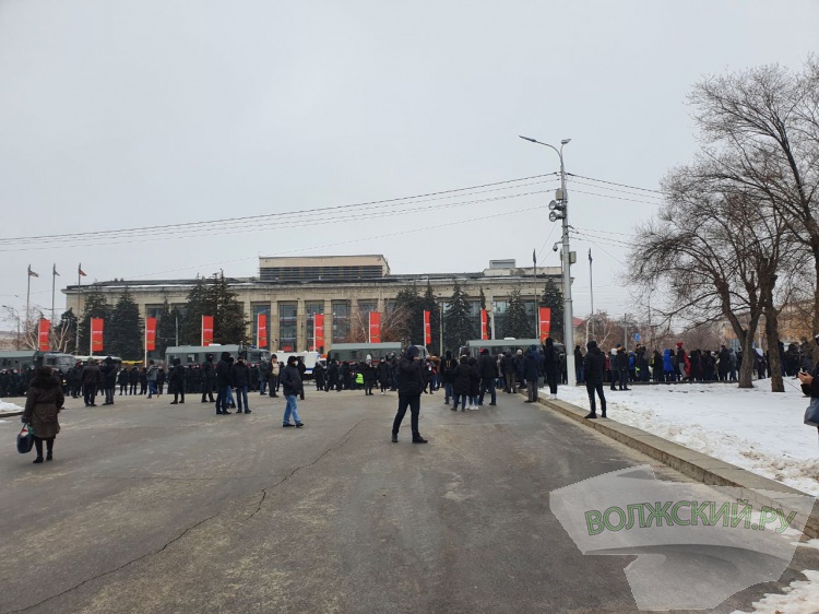 В ходе несанкционированных акций в Волгограде задержали 13 человек 44.210.21.70 