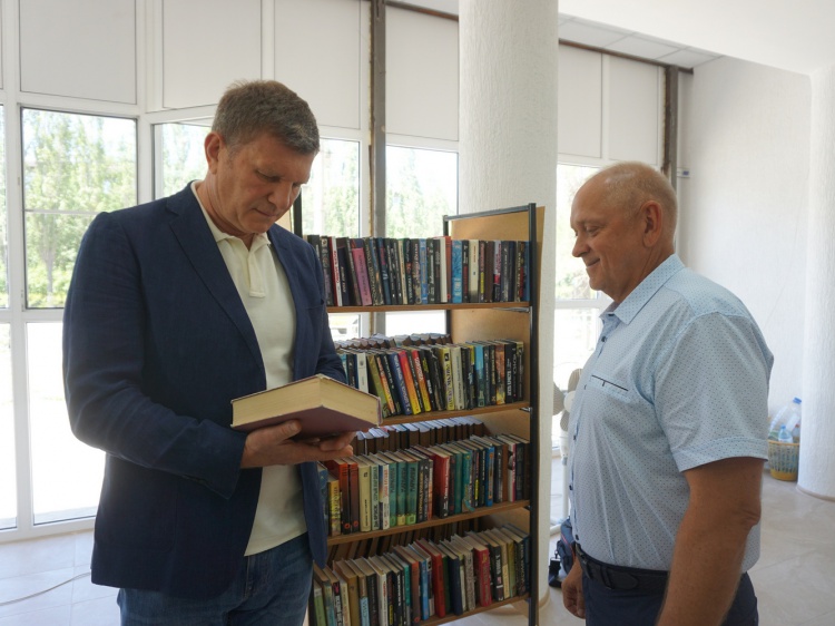 Олег Савченко побывал в первой модельной библиотеке Волжского 18.208.132.74 