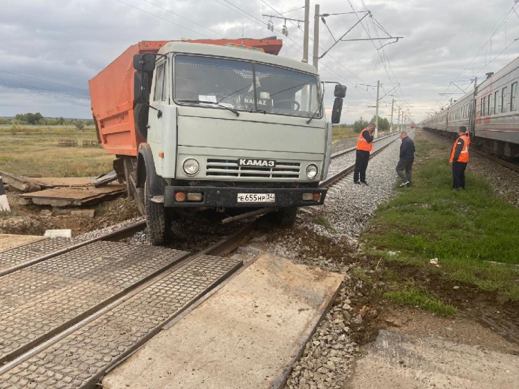 Под Волгоградом «КамАЗ» столкнулся с пассажирским поездом 35.172.230.154 
