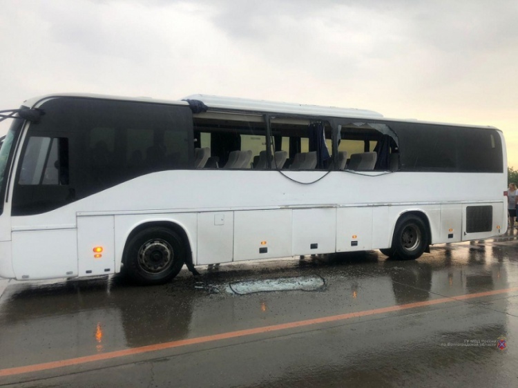 Под Волгоградом на трассе грузовик въехал в рейсовый автобус 44.211.239.1 