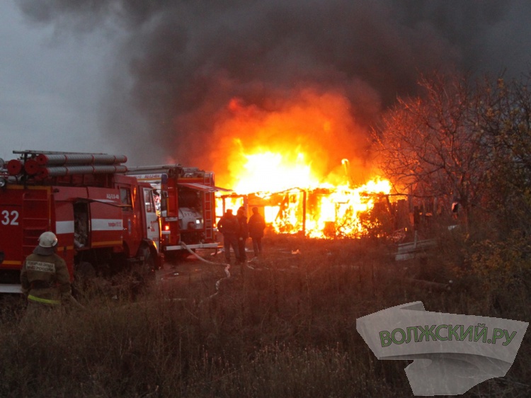 В Волжском из-за неисправного электроприбора сгорел дачный дом 18.207.240.77 