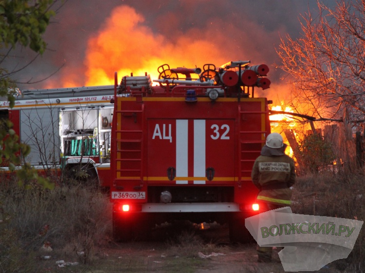 В Волжском пожар оставил неосторожных дачников без хозпостройки