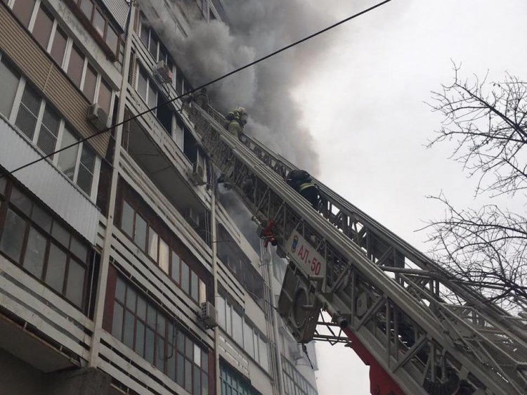 В Волжском под утро загорелась квартира в многоэтажке