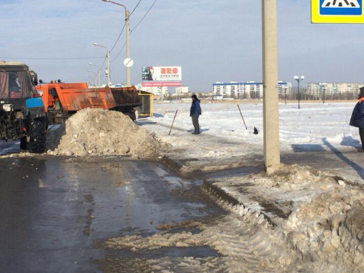 Спустя неделю после снегопада в Волжском продолжают расчищать снег 18.205.66.93 