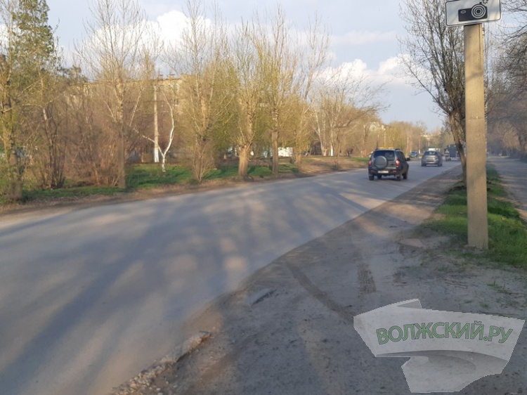 Трещины, лужи, просадка: в Волжском рассыпаются «безопасные и качественные дороги» 3.236.47.240 