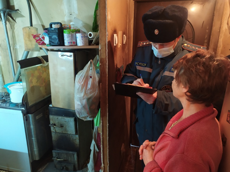 В домах неблагополучных семей Волжского установили пожарные датчики 23.20.20.52 