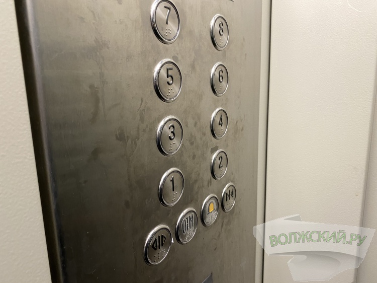 В многоэтажках Волжского досрочно заменили лифты
