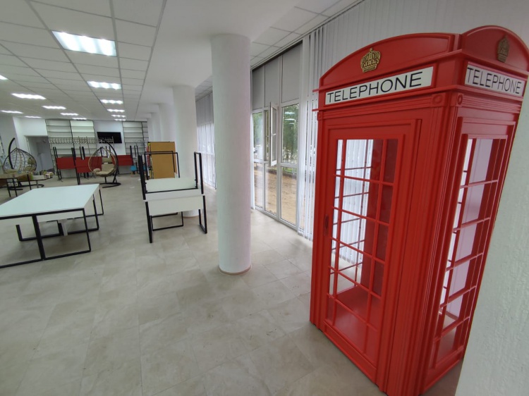 В модельной библиотеке поставили телефонную будку в британском стиле 3.229.124.74 