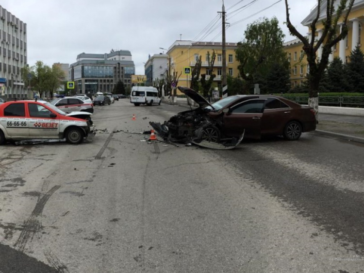 В центре Волгограда нетрезвый водитель устроил лобовое столкновение с такси 100.24.115.215 