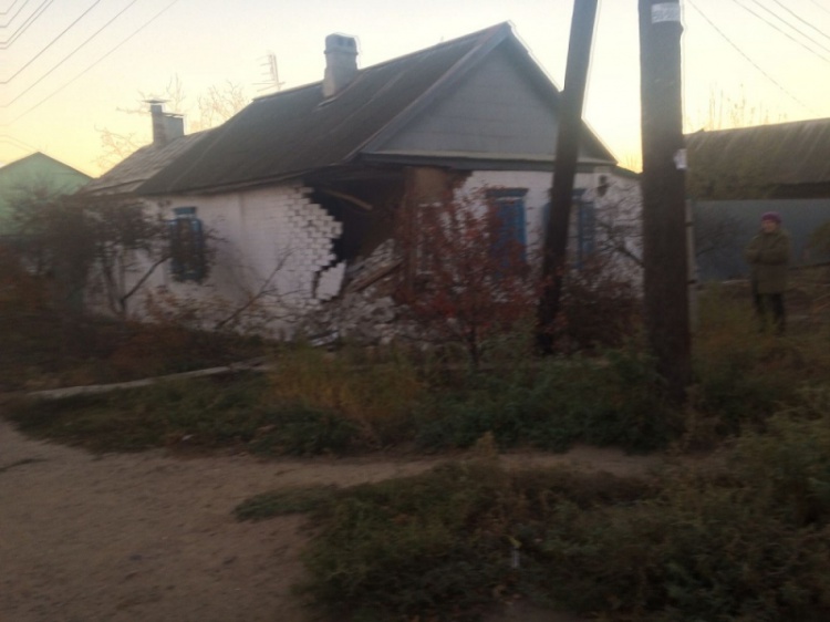 В Волгограде 19-летний парень на «МАЗ» протаранил 2 дома и оставил без газа 19 домов 18.208.132.74 