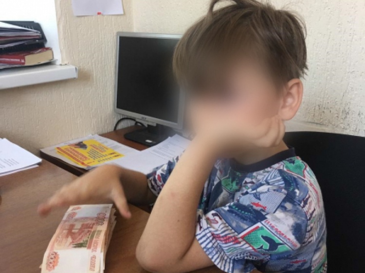 В Волгограде 6-летний мальчик гулял с четвертью миллиона в кармане 3.236.50.79 