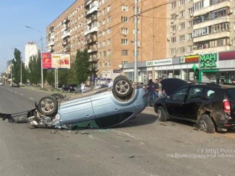 В Волгограде «Ford» залетел на припаркованный «Renault» и перевернулся 44.201.95.84 