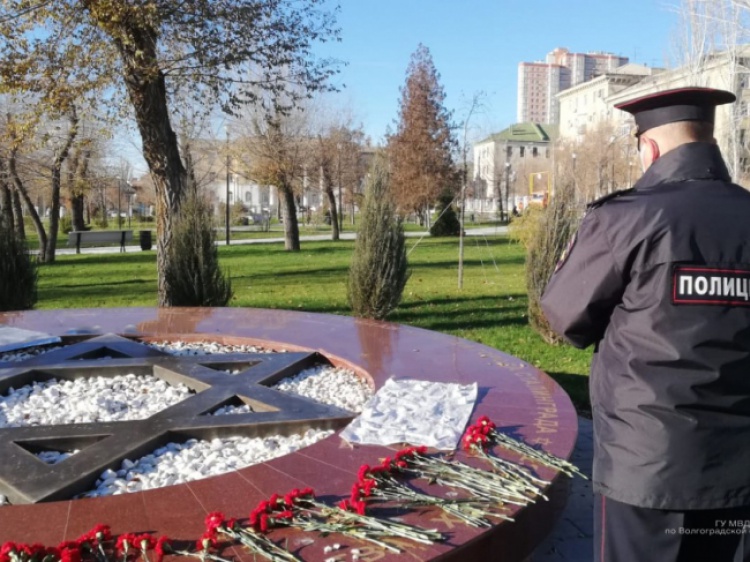 В Волгограде неизвестные изрисовали новый памятник жертвам Холокоста 3.85.80.239 