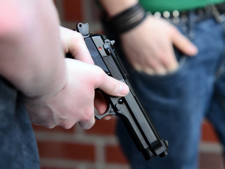 В Волжском сосед угрожал подростку пистолетом 3.237.27.159 