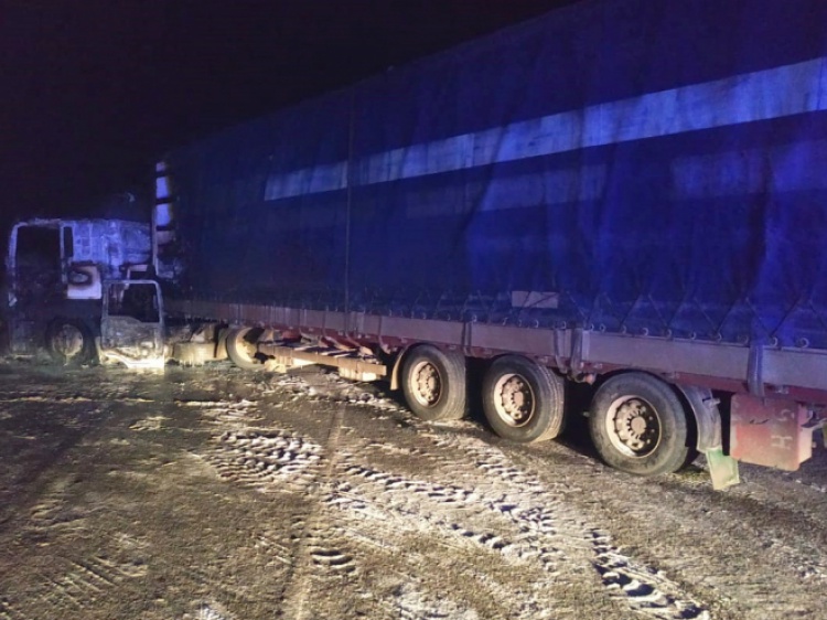В Волгоградской области инспекторы вытащили дальнобойщика из полыхающей машины 44.200.171.74 