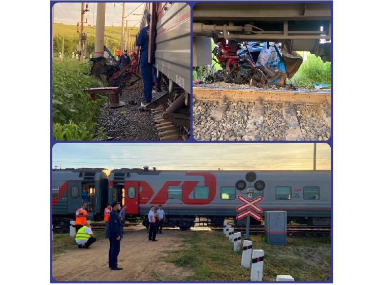 В Волгоградской области пассажирский поезд из Анапы протаранил трактор 44.200.175.255 