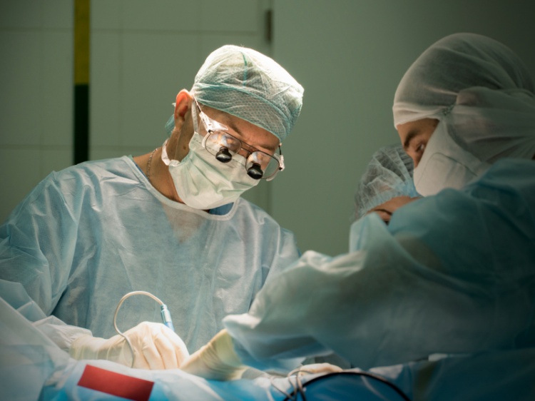 Увеличивался живот: волгоградские хирурги вырезали гигантскую опухоль 3.237.4.45 