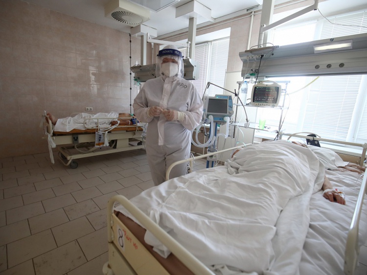 Заболеваемость COVID-19 в Волгоградской области взлетела на 53%