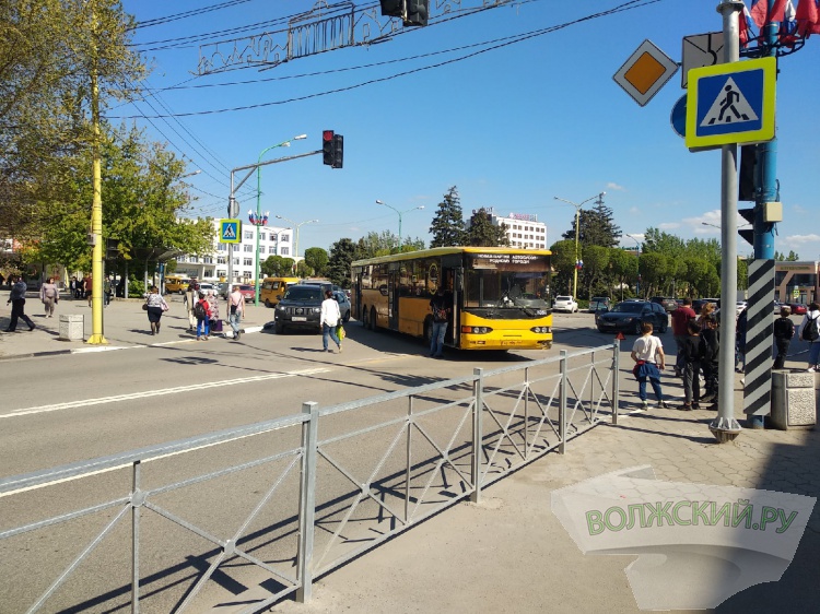 В Волжском дачный автобус потерял управление 35.170.82.159 